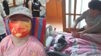 女孩19岁成植物人 父母守护十年终于将其唤醒
