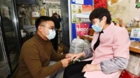 武大博士每日为父母煎饼店送外卖：只为父母开心