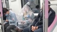 一大妈地铁上身体套塑料袋吃香蕉 网友们吵起来了