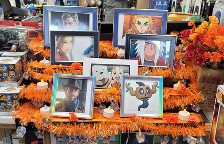 墨西哥一游戏商店 在亡灵节期间摆设游戏人物祭坛