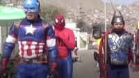 秘鲁警察扮“超级英雄”抓罪犯 嫌疑人还以为开玩笑