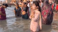 日本女网红去印度恒河体验净身仪式：上岸后身体不适