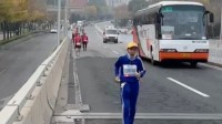 86岁老人6小时跑完42公里马拉松 最后完赛获掌声无数