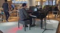 北大老师回应学生食堂弹钢琴：校友捐赠 学生多才多艺