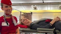 世界最高女性首次坐飞机 航司拆掉6个座位才让2.15米的她躺平