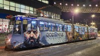 国外电车上出现《战神5》巨幅涂鸦 超帅奎爷来自民间