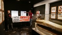 环保人士出手!袭击博物馆木乃伊:抗议目标为可口可乐