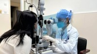 女子戴隐形10年角膜长满新生血管：每天戴近10小时