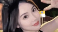18岁女孩右眼天生蓝瞳 谁不喜欢美女贴贴的动态图