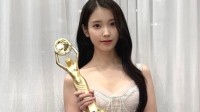 韩国女星IU手捧青龙奖杯晒照 低胸长裙罕露好身材