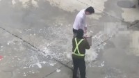 飞行员寒冬被泼冷水庆祝单飞成功：乃传统洗礼仪式