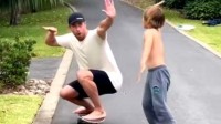 锤哥晒与儿子玩滑板视频 滑行动作流畅十分温馨