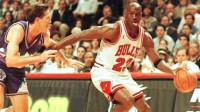 迈克尔·乔丹两双篮球鞋正在被拍卖：估价20至30万美元