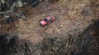 日本山间现“悬崖上的红色汽车” 谜团环绕引热议