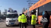 网传有轨电车碾压电动自行车 网友：有轨电车还在用？