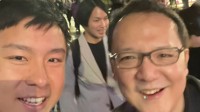 《战神5》华人设计师与宫崎英高合照：老贼乐开花