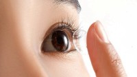 女子戴10年隐形角膜受损变色 送医时视力已不足0.1