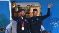 冠军凯旋！阿根廷队回国 梅西捧大力神杯走下飞机