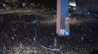 疯狂！阿根廷球迷爬上首都67.5米方尖碑挥旗彻夜狂欢