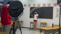 弱小男生被四美女霸凌 校园风写真的动态图