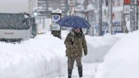 日本多地连降大雪 局地积雪超1.6米掩埋车辆