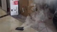 男子iPhone掉地后冒烟炸开：刚充完电 温度还挺高
