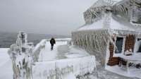 末日既视感 纽约超强风暴肆虐沿海建筑被完全冰封