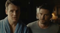 巴蒂斯塔惊悚片《拜访小屋》预告：同性情侣为家而战