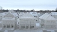 冬季风暴席卷北美：加拿大一社区被“冰封”变雪城