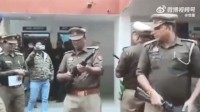 印度一警局警察从枪口装子弹 众多网友质疑警方专业