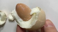 女子煮鸡蛋发现蛋中蛋：蛋内包着小蛋 太怪没敢吃