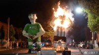 阿根廷举行新年庆祝活动 烧毁梅西等知名人物巨型雕像