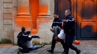 法国气候人士当警察面往总理府门上喷漆 当场被逮捕