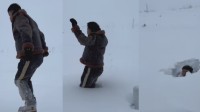 近1米8高男子跳进雪地直接没顶 雪下了近20小时