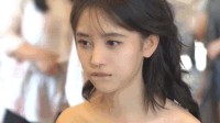 女子6年跟丈夫结3次离2次婚 跟姐姐学打球的动态图