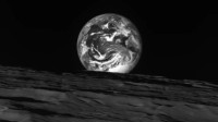 韩国首个月球探测器发回首张照片：地月黑白合影