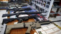 美国一州颁布禁枪令 枪支爱好者举办枪支展销会对抗