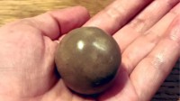 小学捏的泥球被母亲保存了20年 网友:妈妈的爱 感动