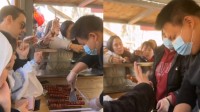 生意火爆！中国人在西班牙卖糖葫芦1串30元被疯抢