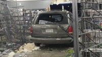 美国一家游戏店被摧毁 汽车倒车进店撞烂货架