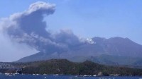 日本九州地区多个火山口喷发 民众已被限制入山