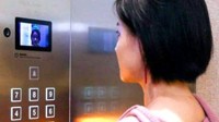 电梯间人脸识别系统安装位置太高 女子1米65起跳5次才能刷脸成功