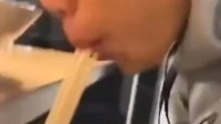 日本一男子拉面店舔筷子后放回 网友：投毒！
