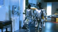 特斯拉机器人展示新动作 马斯克称其业务价值将超汽车