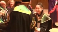 中国留学生毕业典礼上空翻上场 本人回应：舞龄10年