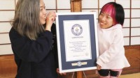 日本双胞胎姐妹身高相差75厘米 获吉尼斯纪录认证 