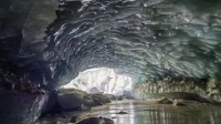 西藏发现一处超大型冰洞：弧拱造型 宛如水晶宫殿