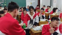 老师宣布各科月考第1名 女生连站7次总成绩全校第一