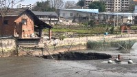 官方回应鱼塘突现大坑吞噬2万斤鱼：这里此前是矿区