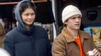 Zendaya walks the dog with the family of the Dutch brother and goes shopping without makeup